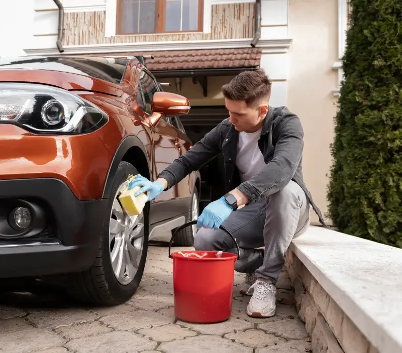 Lavage auto à domicile Montady : professionnel intervenant sur un véhicule